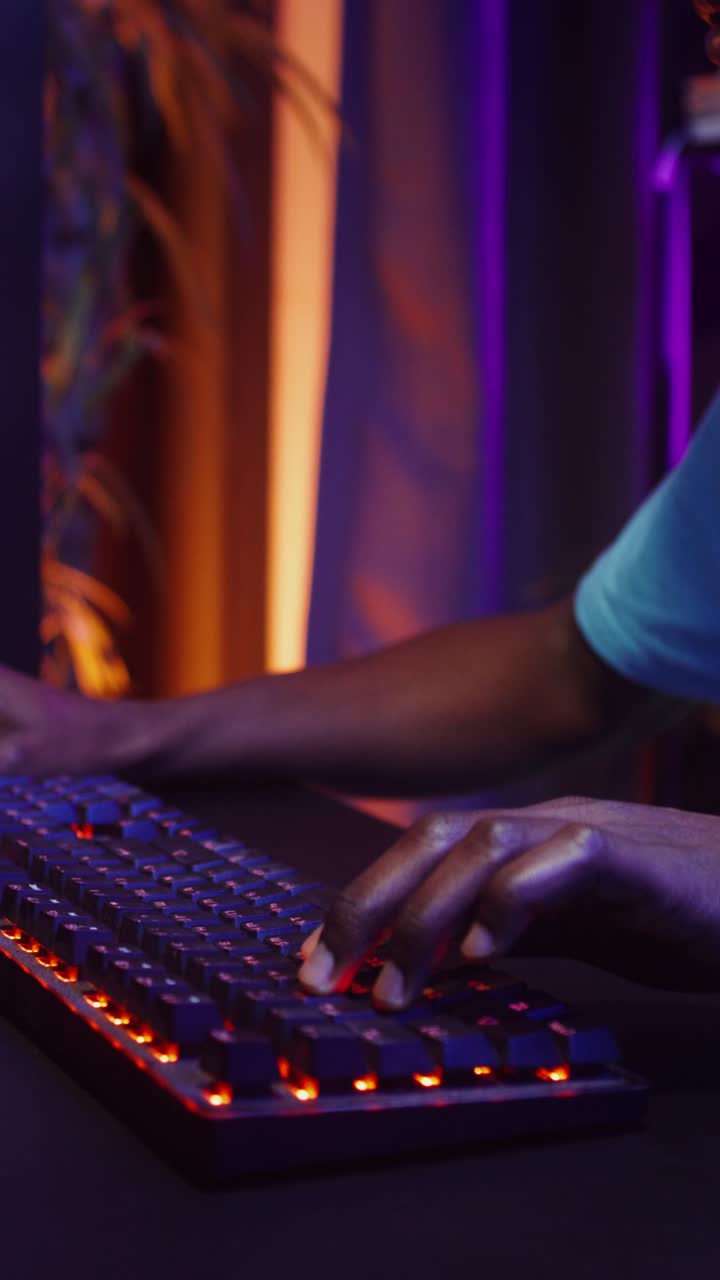 Un giocatore che gioca a un videogioco di notte
