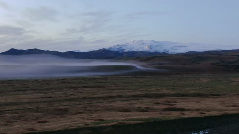 Luftkino-Drohne,-Vorwärtsbewegung,-Vatnajökull-Nationalpark-Gletscher,-Neuschnee-Und-Nebel-In-Der-Ferne-Island-Vom-Soheimajökull-Gletscher,-Sonnenuntergang-Am-Frühen-Abend