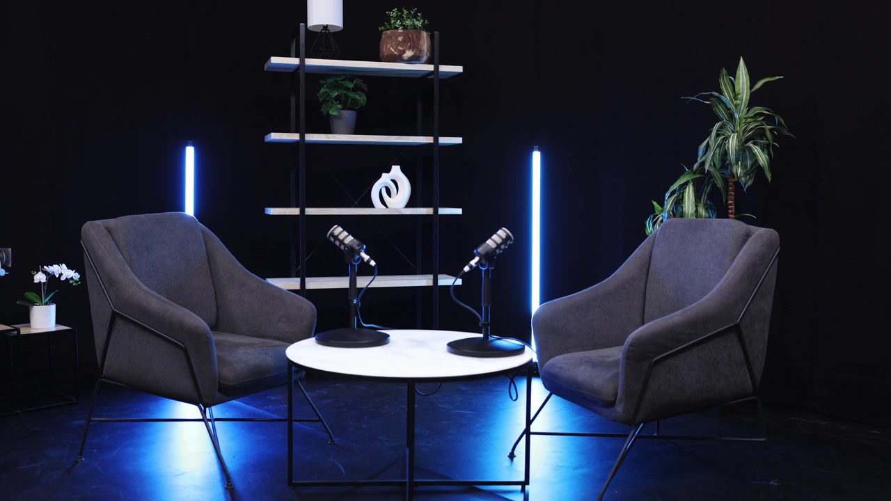 Allestimento professionale di uno studio podcast con microfoni e sedie