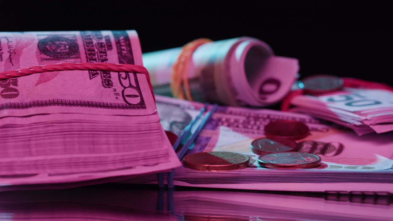 Fasci di banconote e monete di dollari USA con bagliore al neon