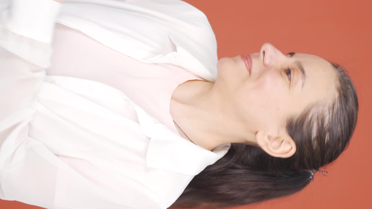 vídeo vertical de una mujer arrogante y engreída.