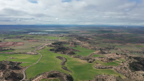 Alcaniz-Tal,-Landwirtschaftliche-Landschaft,-Spanien,-Berge,-Grüne-Felder