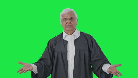 un abogado indio enojado presentando su caso en la corte pantalla verde