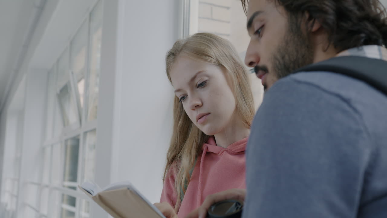 Studenci uczący się na korytarzu szkolnym