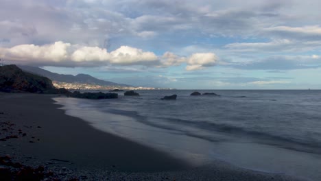 Timelapse-De-Playa-Peñón-Del-Cura-Con-Pueblo-Al-Fondo