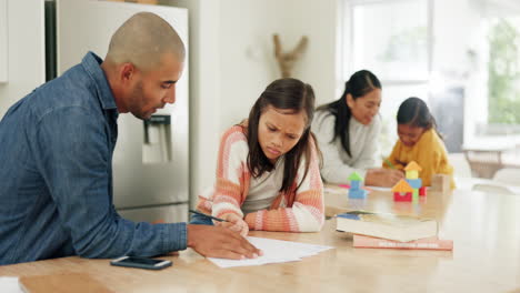 ayuda con la tarea, padre e hijo en la cocina con notas