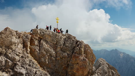 un turista situado en la cima de la estación de telesilla disfruta de un espléndido panorama de las majestuosas montañas