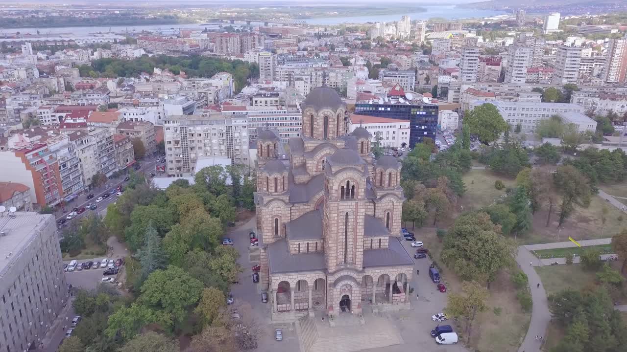 Kredsende 4K luftoptagelse af Beograds panorama og Sankt Markus Kirke i Tašmajdan
