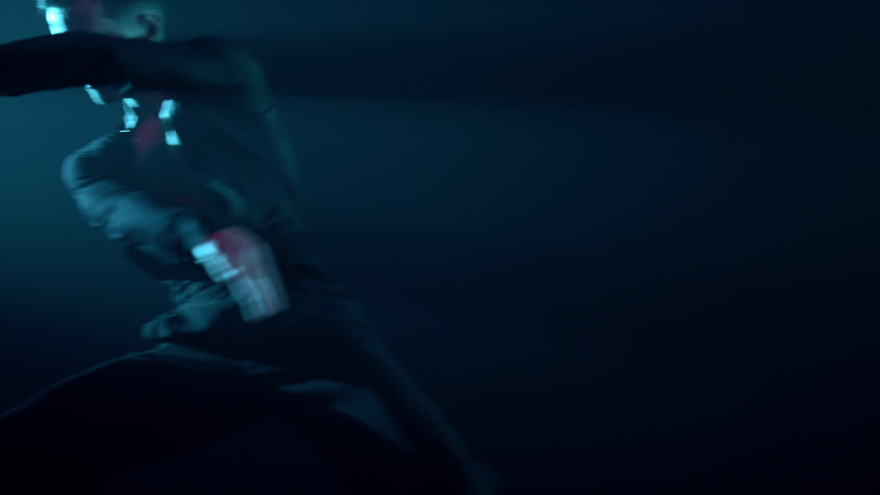 pareja de salón de baile actuando en un espacio oscuro. bailarines realizando danza latina en el interior