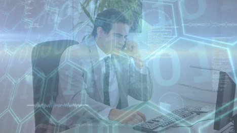 animación de neón hexagonal y codificación binaria sobre hombre de negocios caucásico hablando en teléfono inteligente