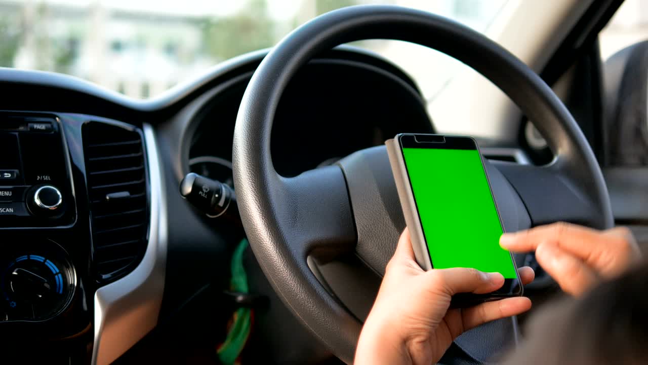 mano de una mujer usando un teléfono inteligente móvil con un monitor de pantalla verde en blanco para la aplicación y el concepto de dispositivo inalámbrico seleccione el enfoque profundidad de campo poco profunda
