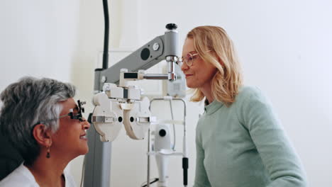 examen ocular, gafas y mujeres felices con oculista