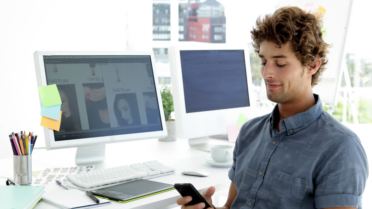 diseñador creativo divertido mensajería de texto con su teléfono