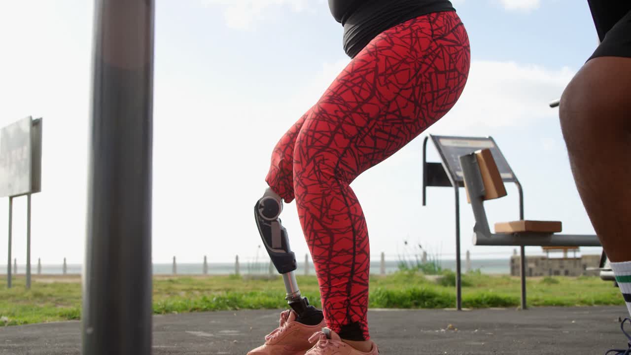 sección baja de pareja haciendo ejercicio en el parque 4k