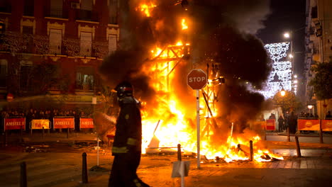 las fallas en valencia donde se queman las estatuas de papel mache