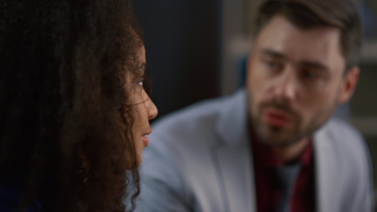 una pareja de negocios multiétnica hablando ideas de lluvia de ideas sonriendo en el café de la oficina.