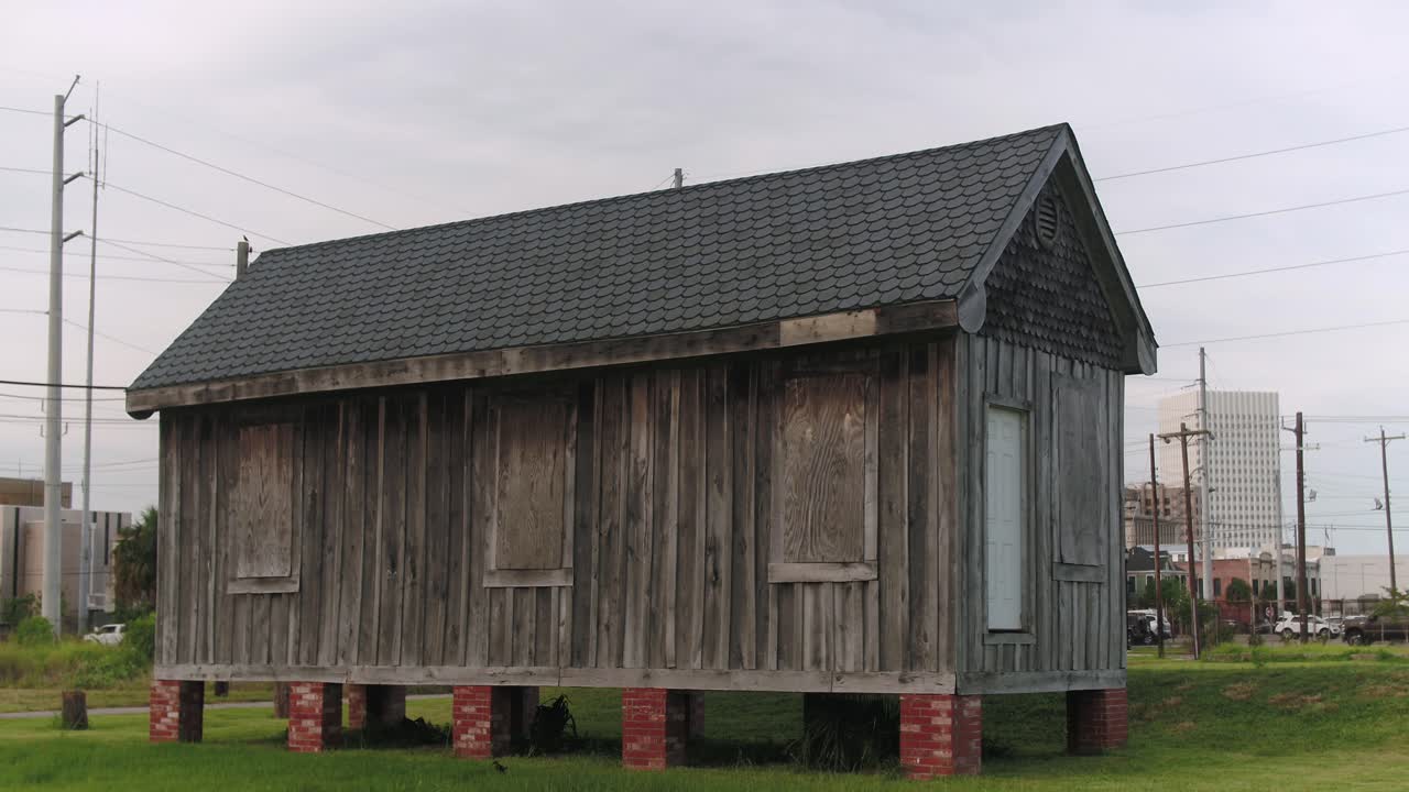 tiro de establecimiento de ángulo bajo de casa antigua en galveston, texas