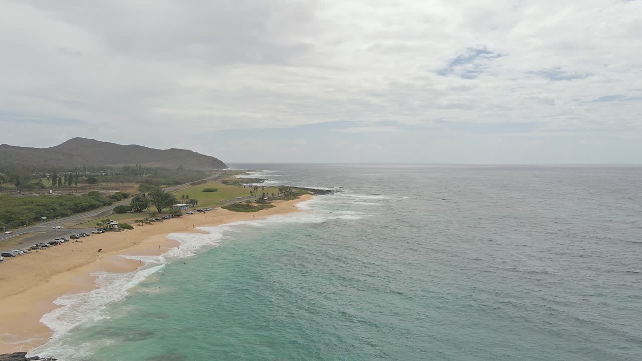 Vista aerea statica di una spiaggia sabbiosa hawaiana