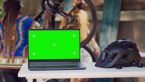 portátil en la mesa que muestra pantalla verde