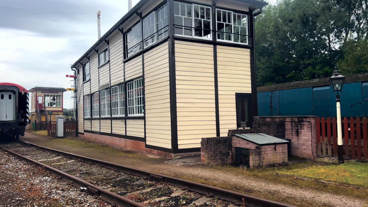 здание железнодорожной станции крю, путь