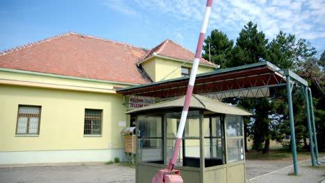 Puerta-De-Barrera-Y-Casa-De-Guardia-Vacía,-Antiguo-Puesto-Fronterizo-Soviético-Entre-Austria-Y-La-República-Checa---Tiro-Inclinado-Hacia-Arriba