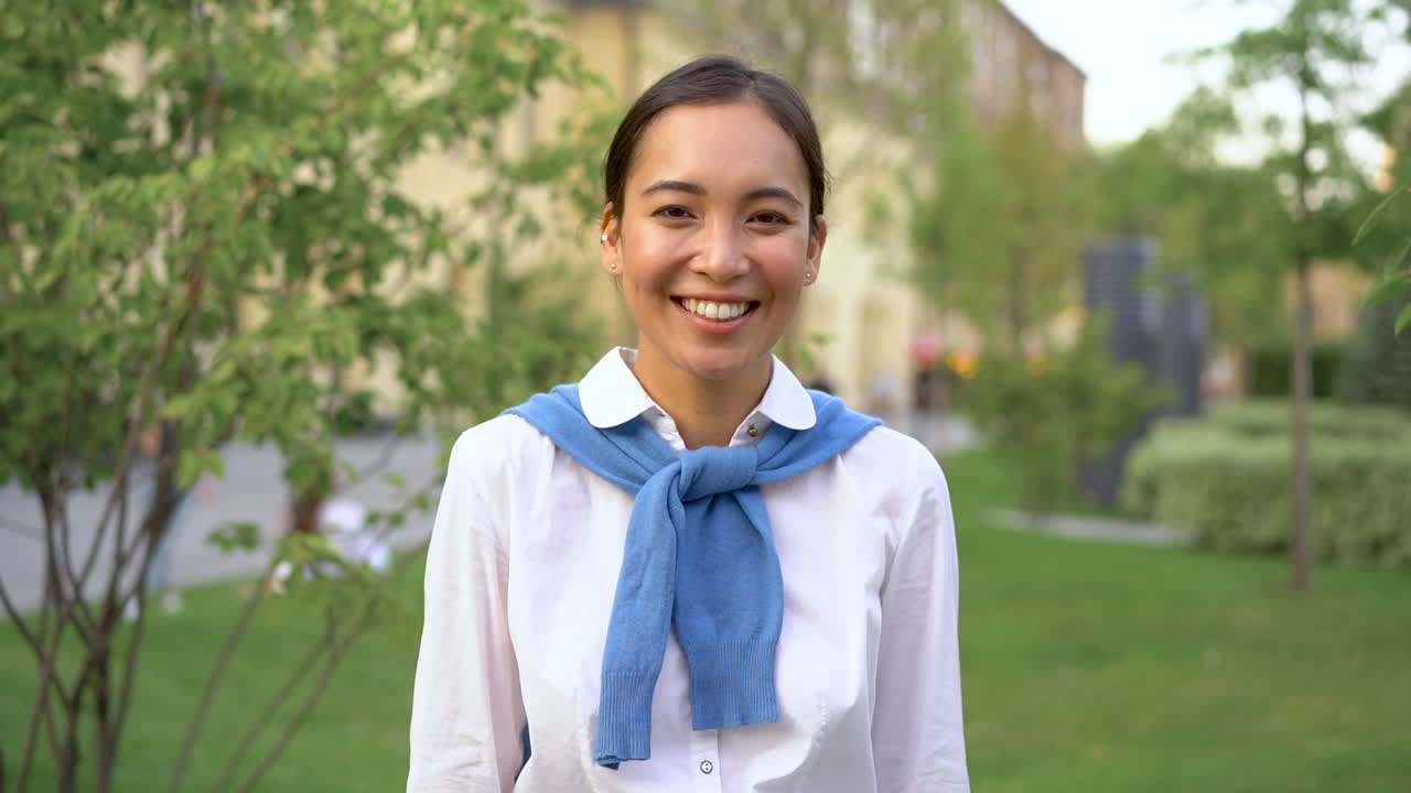 유쾌한 아시아 여성이 의료 마스크를 벗고 코로나바이러스 봉쇄 이후 야외에 던집니다. 코로나19 대유행. 중간  ⁇ .