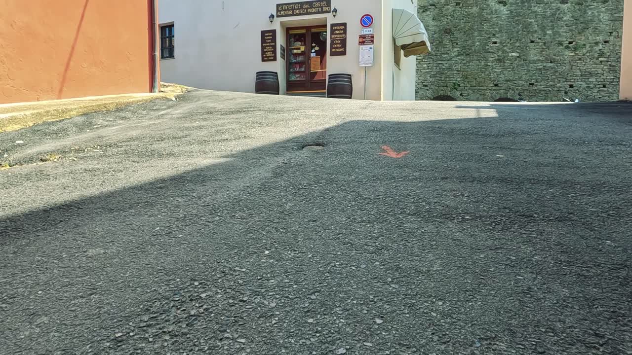 와인 가게가 있는 매력적인 이탈리아 거리