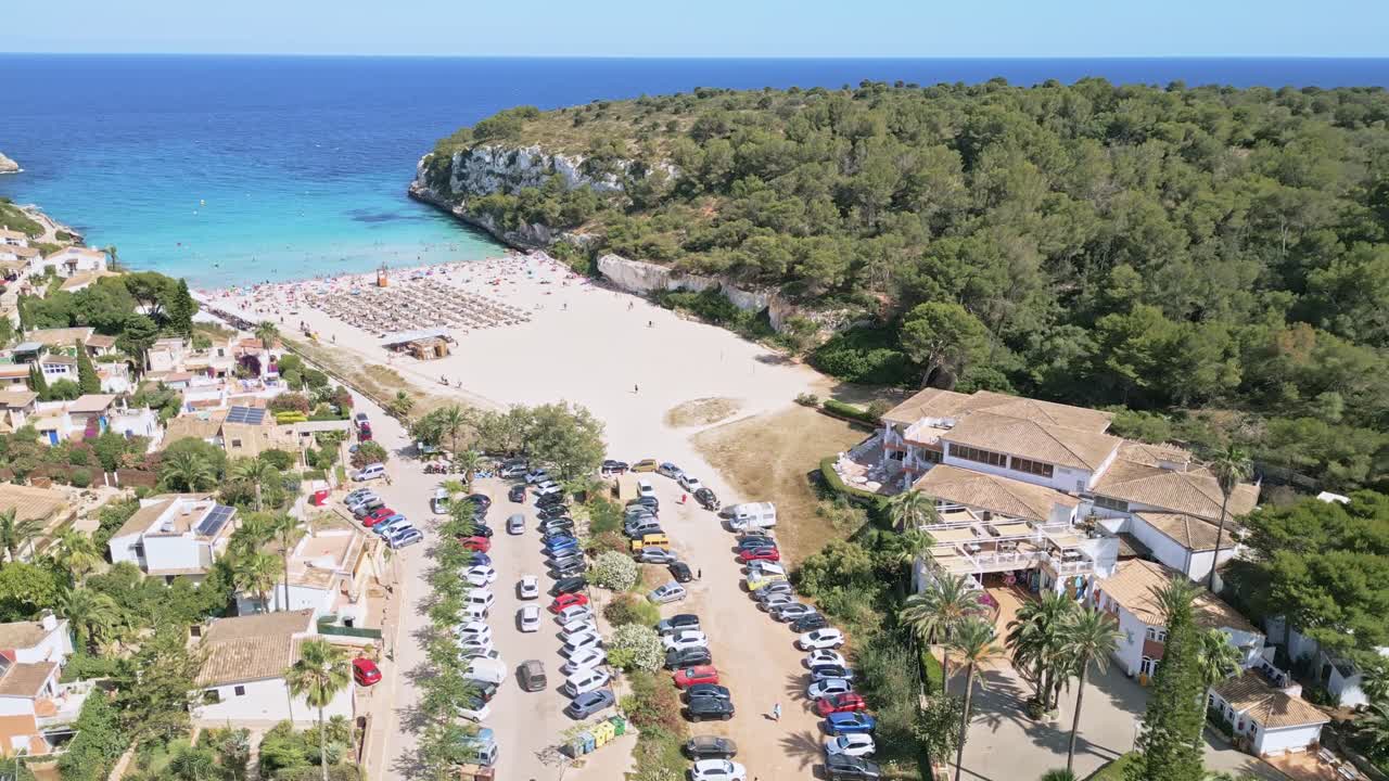 마요르카의 칼라 로맨티카 해변은 크리스탈 파란 물과 함께 2024 년 6 월의 이 은 날에 관광객으로 가득 차 있습니다.