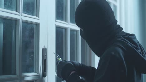 dieb versucht, ein schloss zu knacken