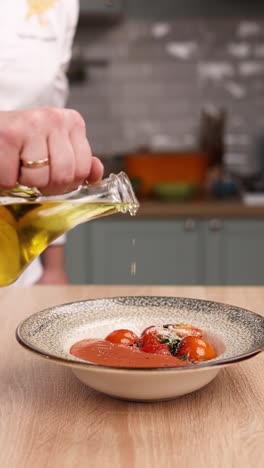 el chef está preparando sopa de tomate.
