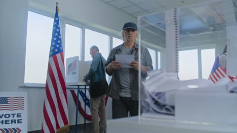 personas que votan en un centro de votación