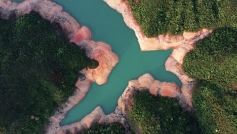 toma aérea del embalse de la isla alta, sai kung, hong kong