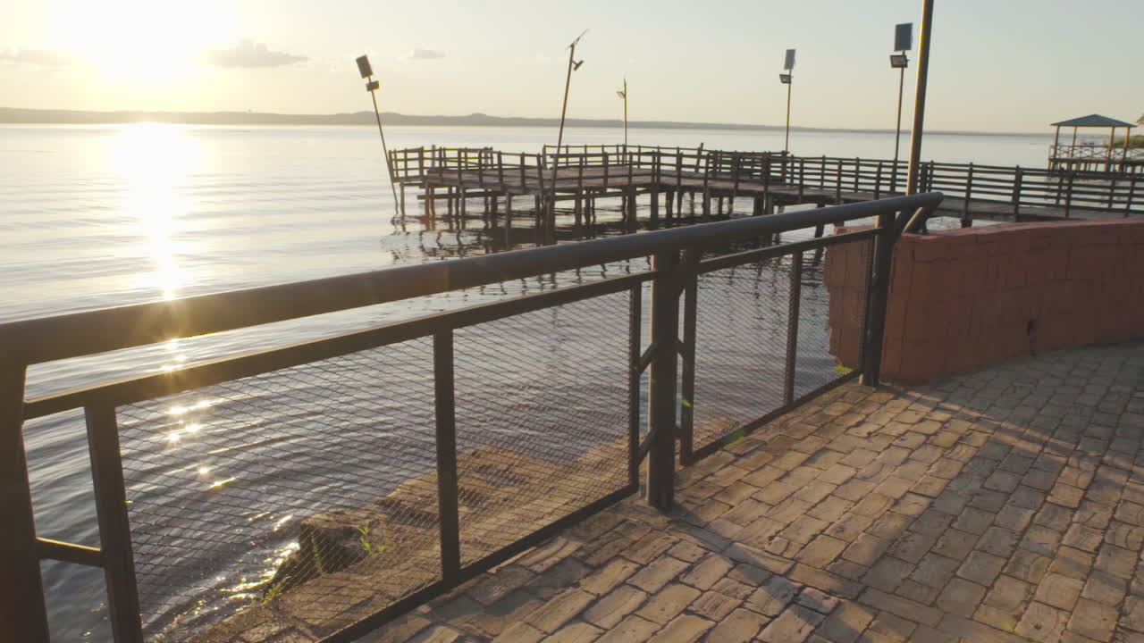 vista del atardecer desde la pasarela en el lago ypacarai
