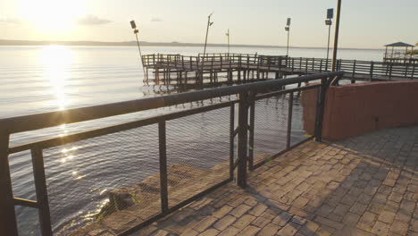 Vista-Del-Atardecer-Desde-La-Pasarela-En-El-Lago-Ypacarai