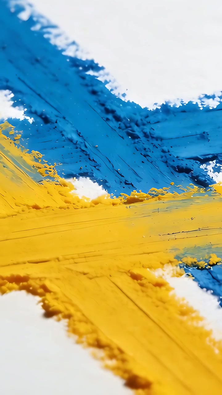 Video verticale: Telecamera in movimento che rivela una croce di pigmento blu e giallo in studio, accentuando le scanalature.