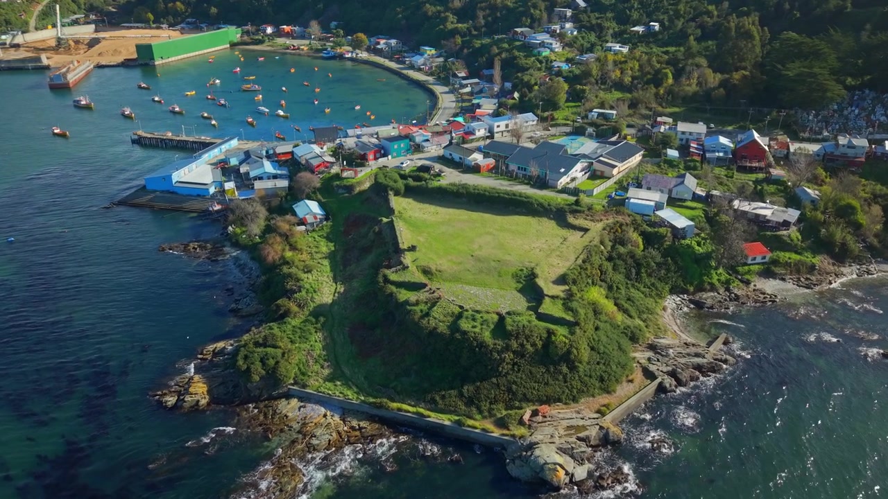 Chile, Valdivia: Dronekuva historiallisista linnoituksen raunioista Corralin rannikkokylässä merenlahden yllä, San Luis de Alba de Amargos.