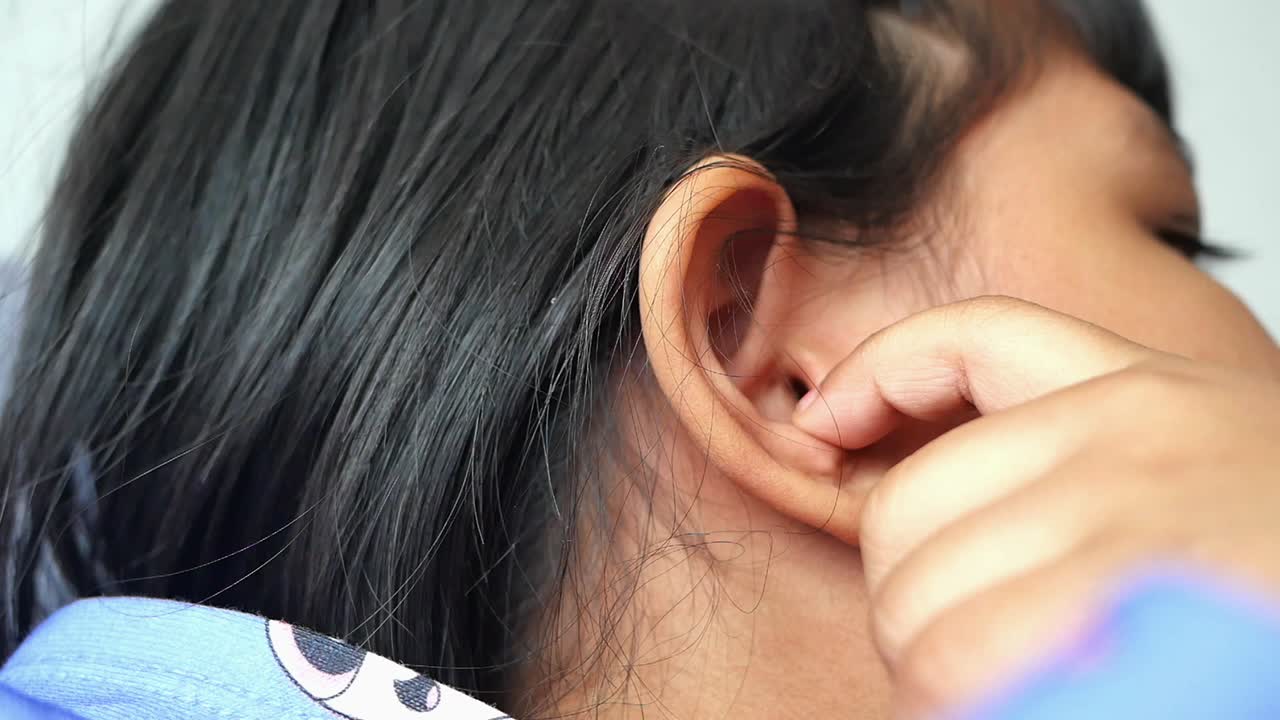 niño tocando el oído