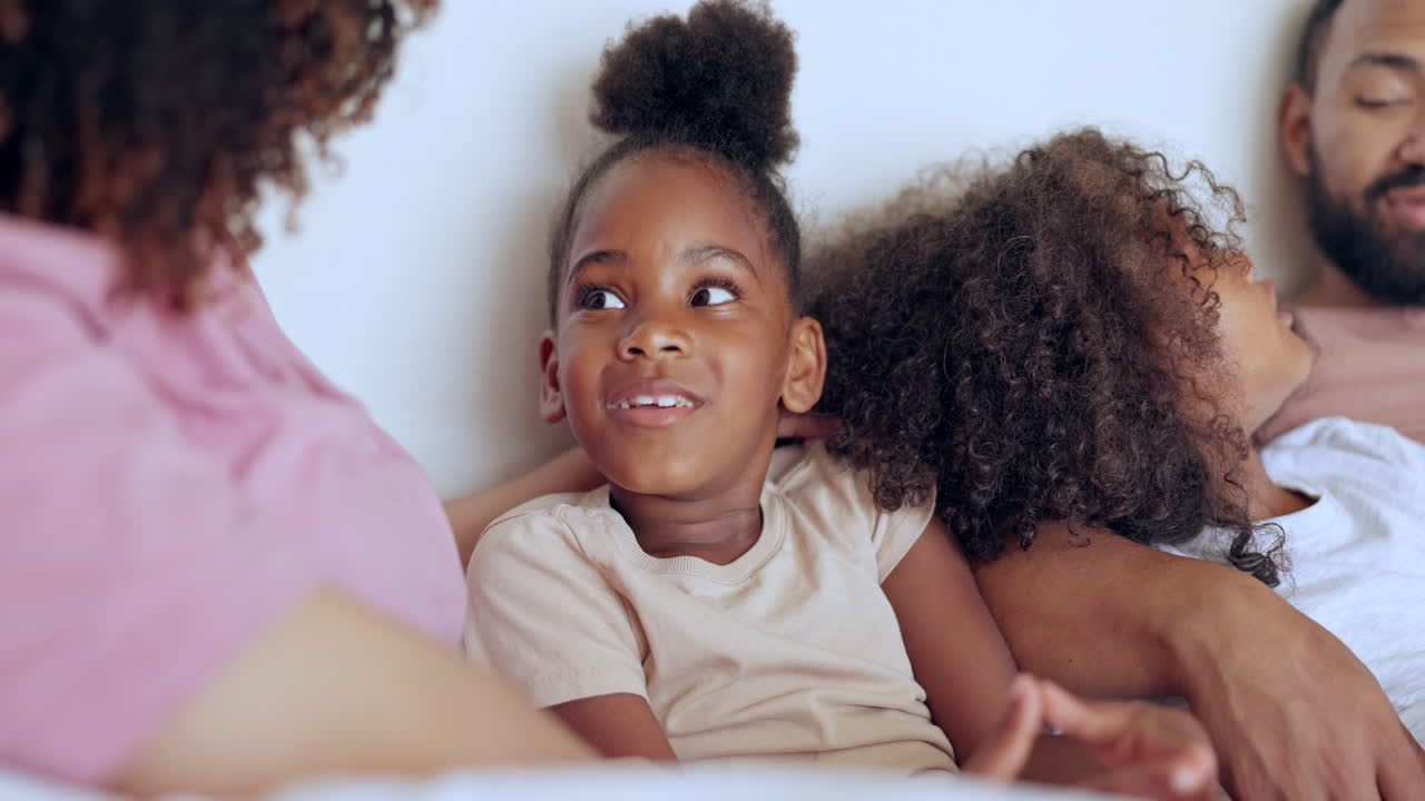 padres, hijos y felices en la cama