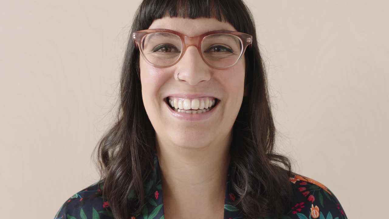 retrato de una mujer de negocios confiada riendo de cerca con gafas de moda