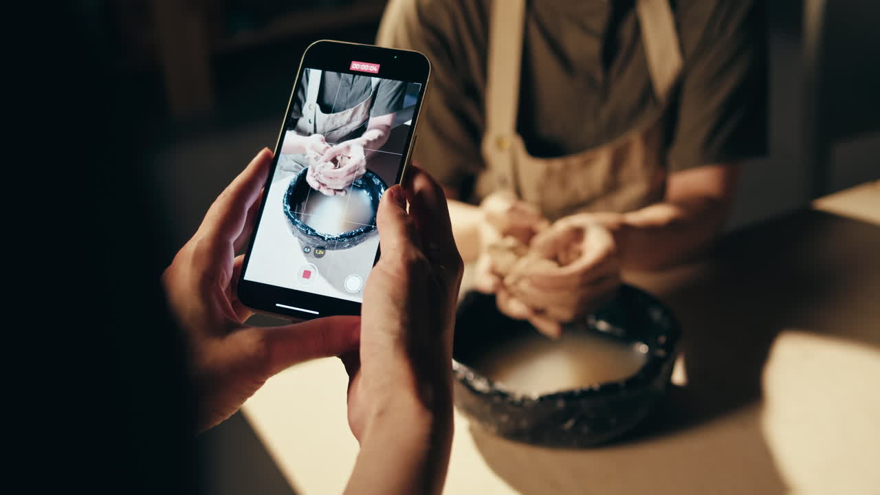 Registrazione video della creazione di ceramiche