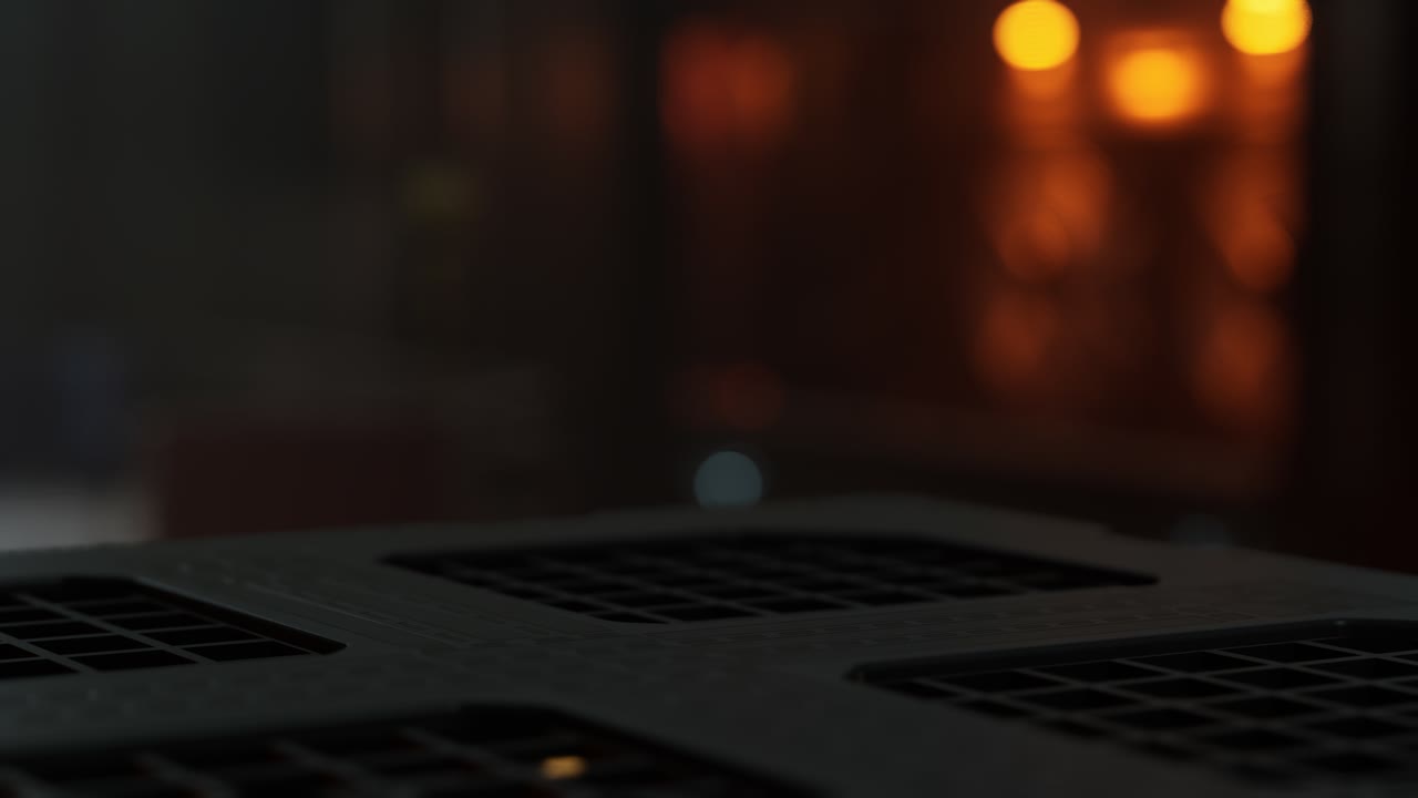 fondo de movimiento futurista o superficie cibernética con metal y luces