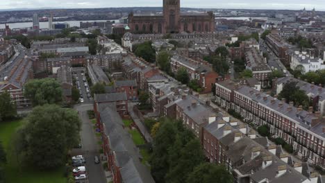 disparo de dron alejándose de la urbanización de liverpool