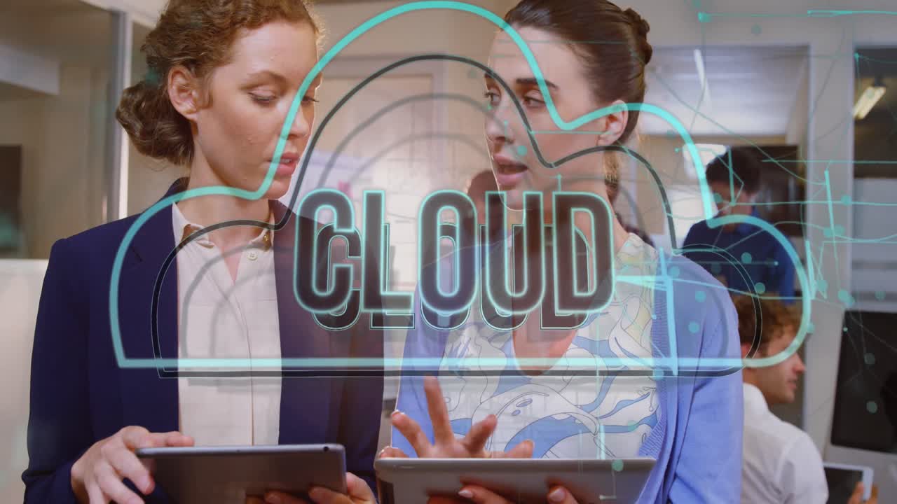 Animazione di testo a nuvola e connessioni su diversi professionisti in ufficio.