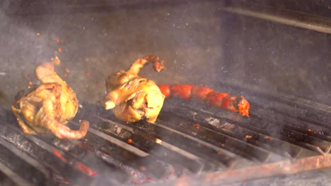 soplando aire para encender la parrilla