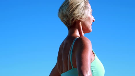 mujer mayor en forma haciendo una pausa en su carrera