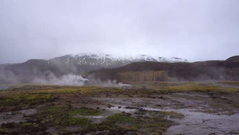 la gente espera que el geyser explote en islandia.