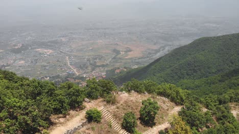 Toma-Aérea-Reveladora-De-Un-Dron-De-Un-Joven-Que-Disfruta-De-La-Vista-De-Katmandú-Desde-Una-Ruta-De-Senderismo,-Nepal