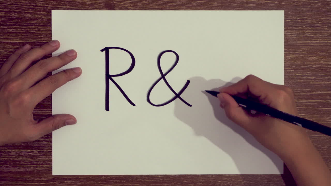 escribir a mano la palabra rd en papel usando un marcador de pluma de pincel