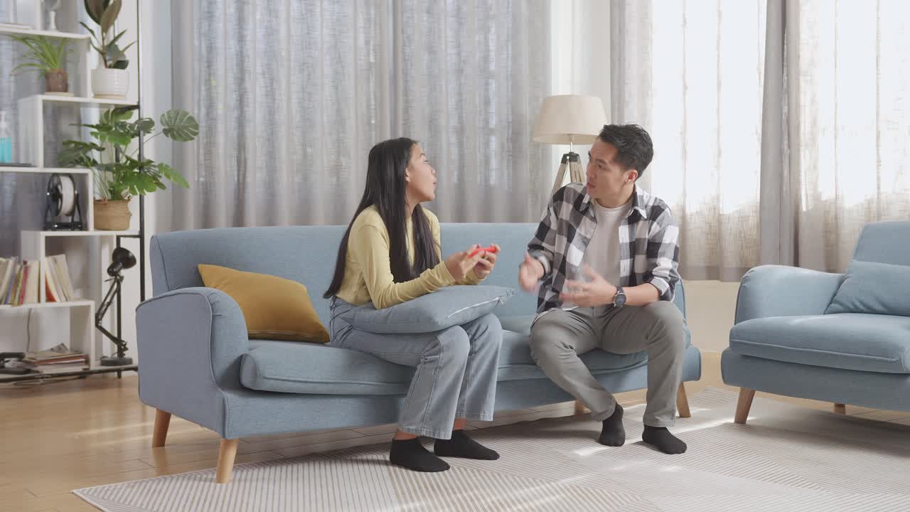 부부가 집에서 대화를 나누고 있습니다.