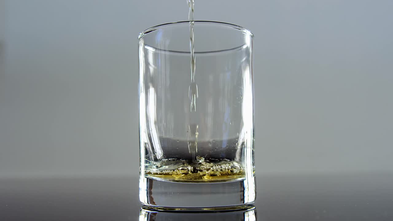 세인트 패트릭스를 위해 위스키를  ⁇ 우고